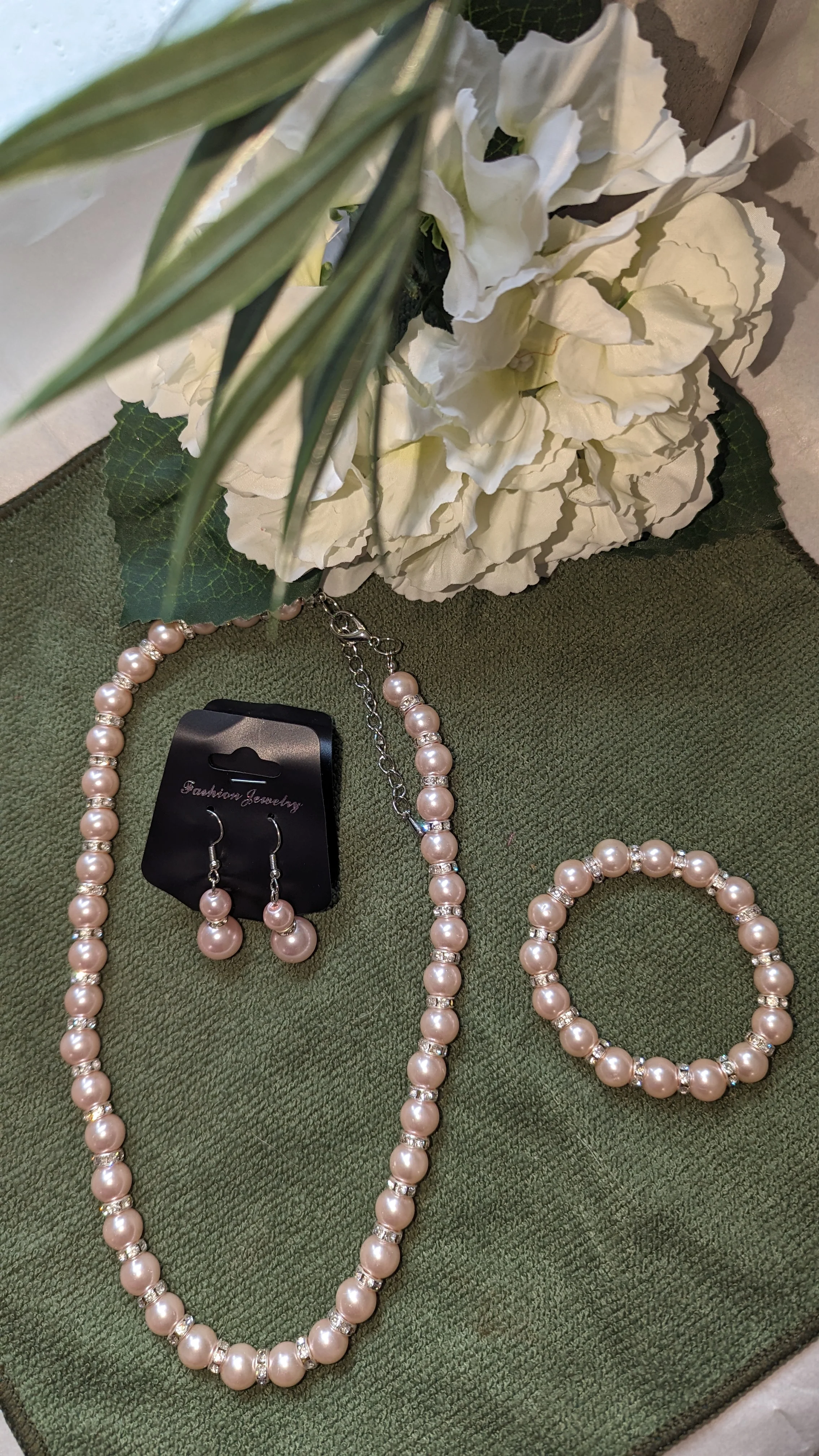 Blush pink 3 piece pearl set - Image 2