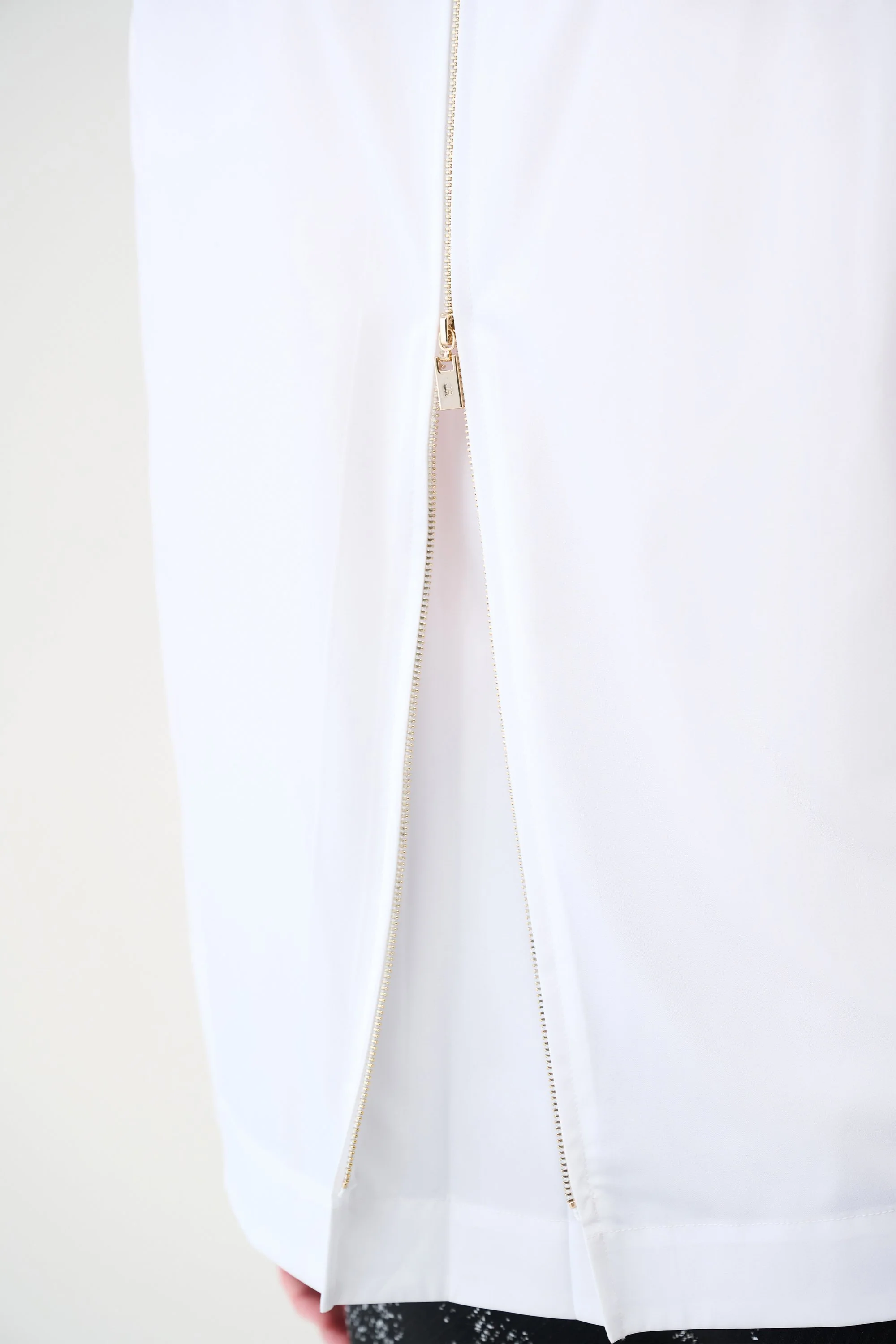 JOESPH RIBKOFF 253923 Stretch Poplin Button-Front Blouse with Zipper Accent in optic white - Image 2