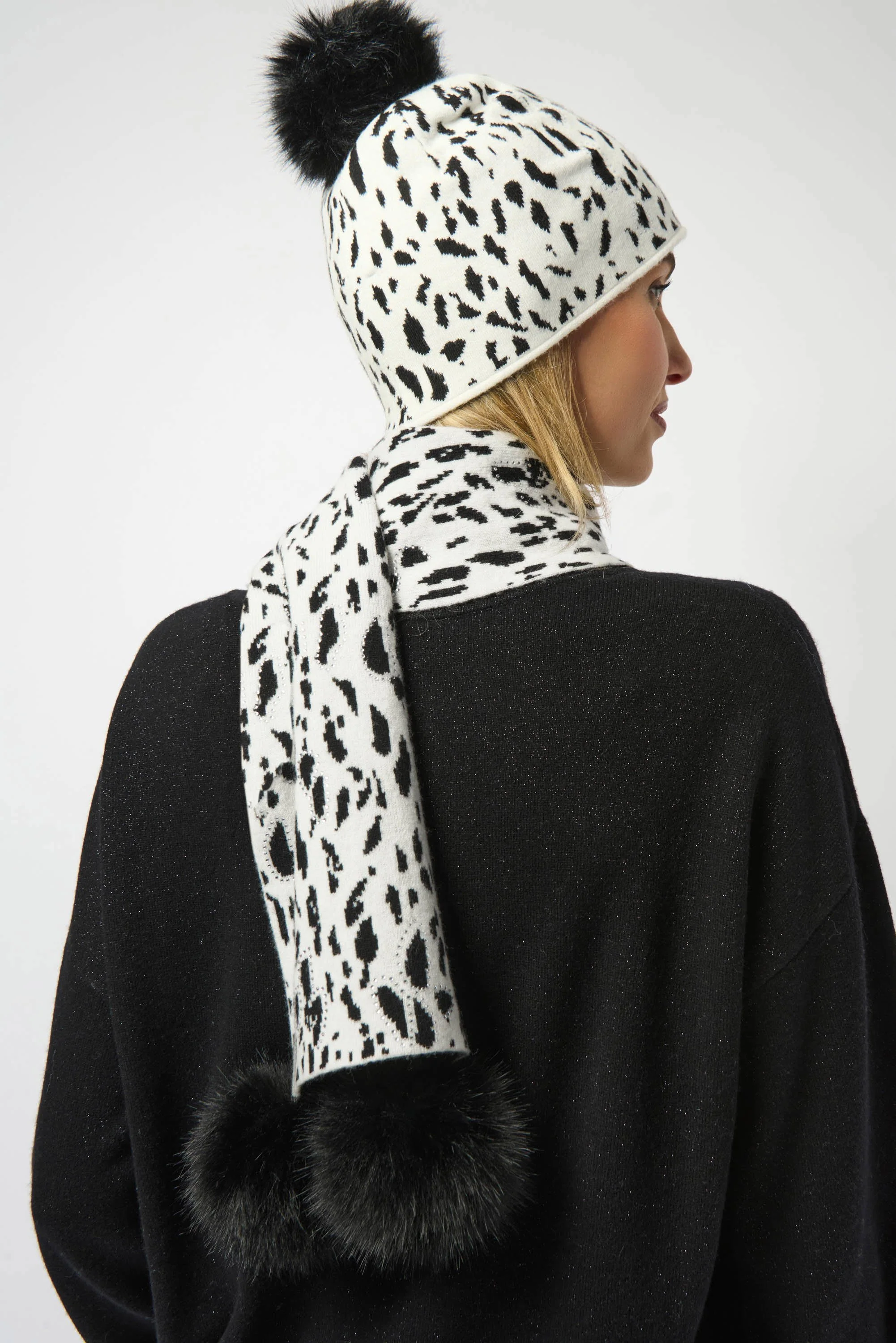 Knitted Animal Print Pompom Scarf
253972 - Image 6