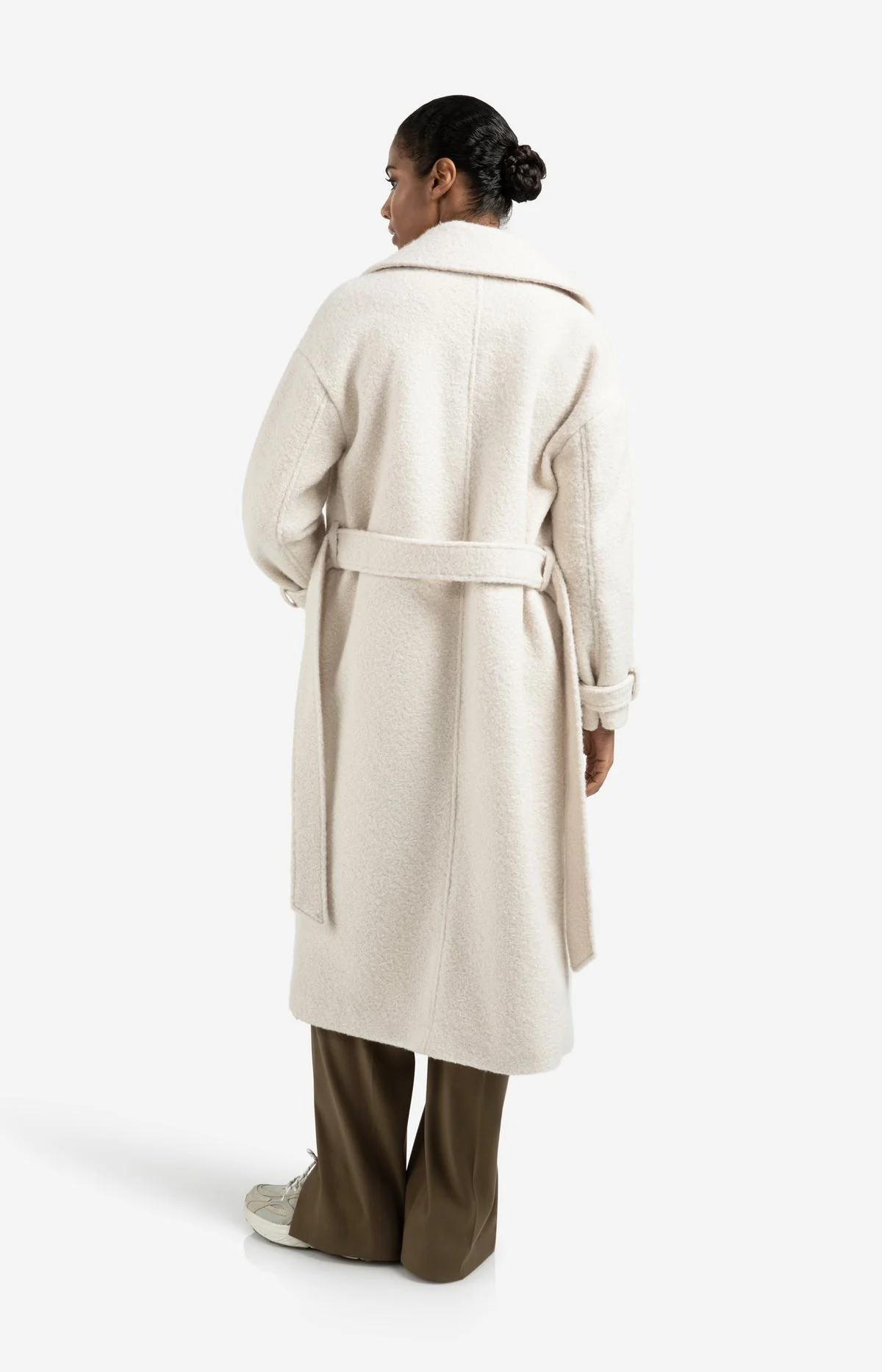 Long bouclé coat with belt and oversized fit - Image 4
