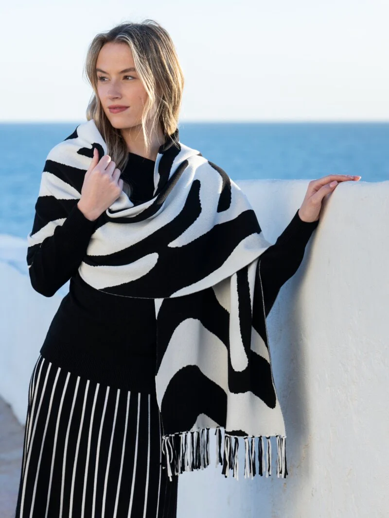 Marble scarf in black/ white - Image 2