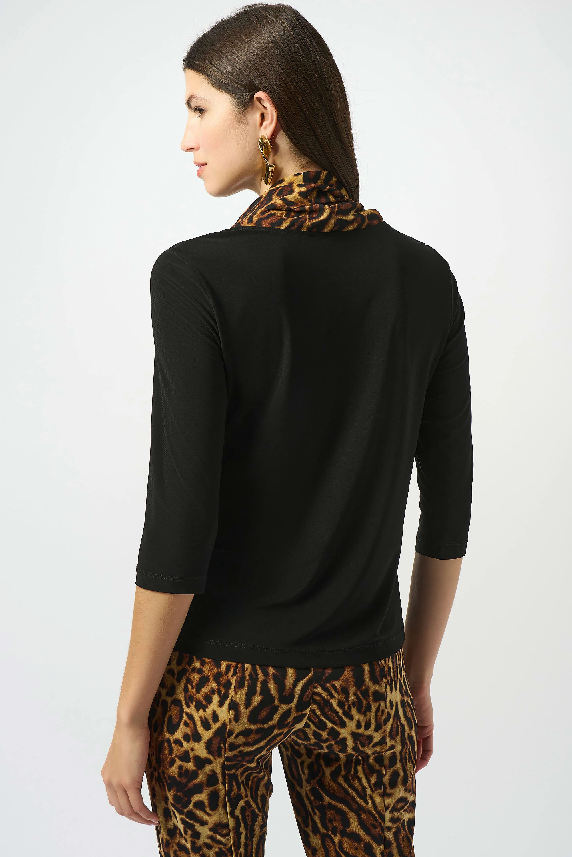 Silky Knit Fitted Top With Satin Animal Print Collar
253222 - Image 2