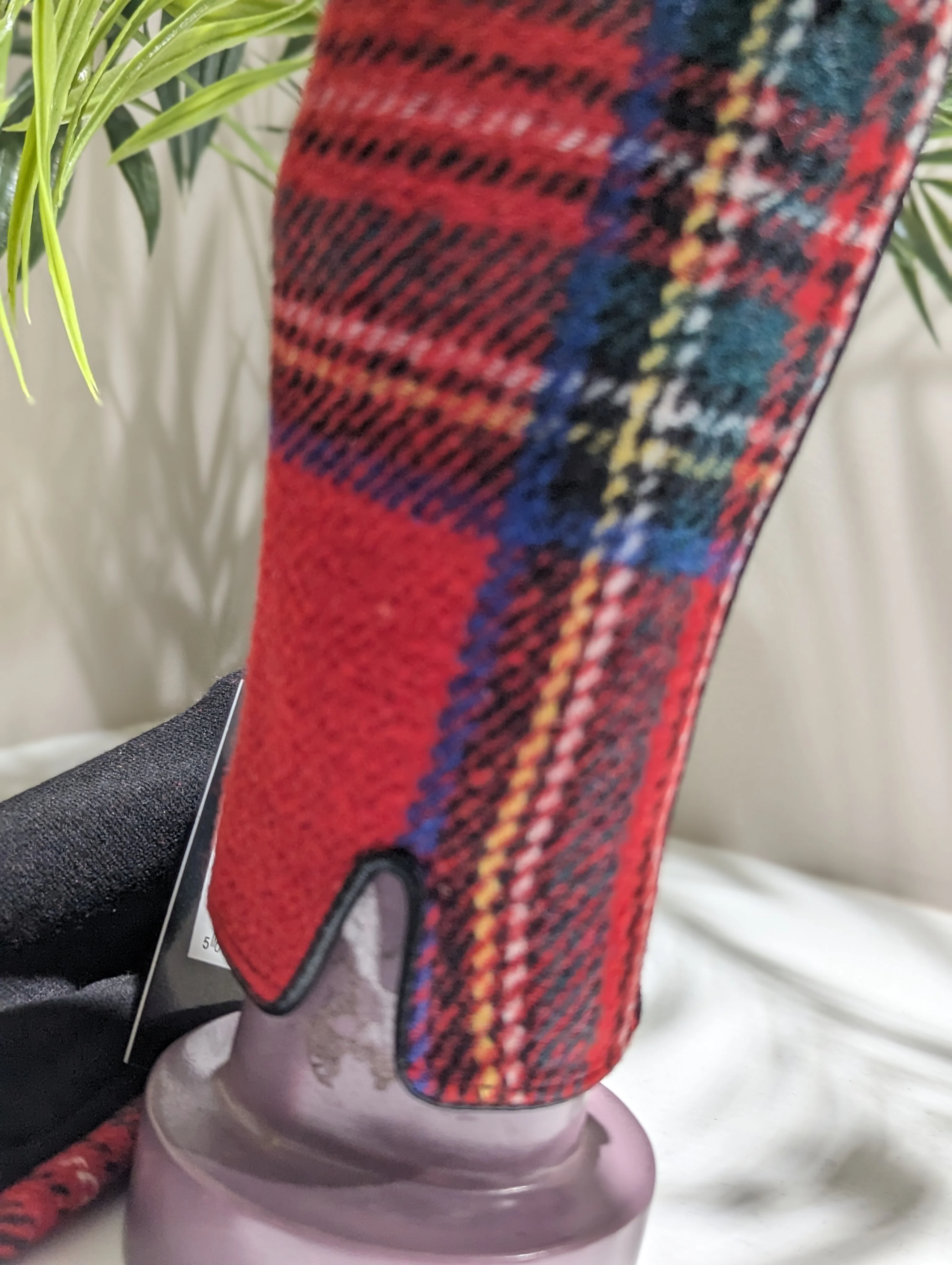 Tartan red glove - Image 2