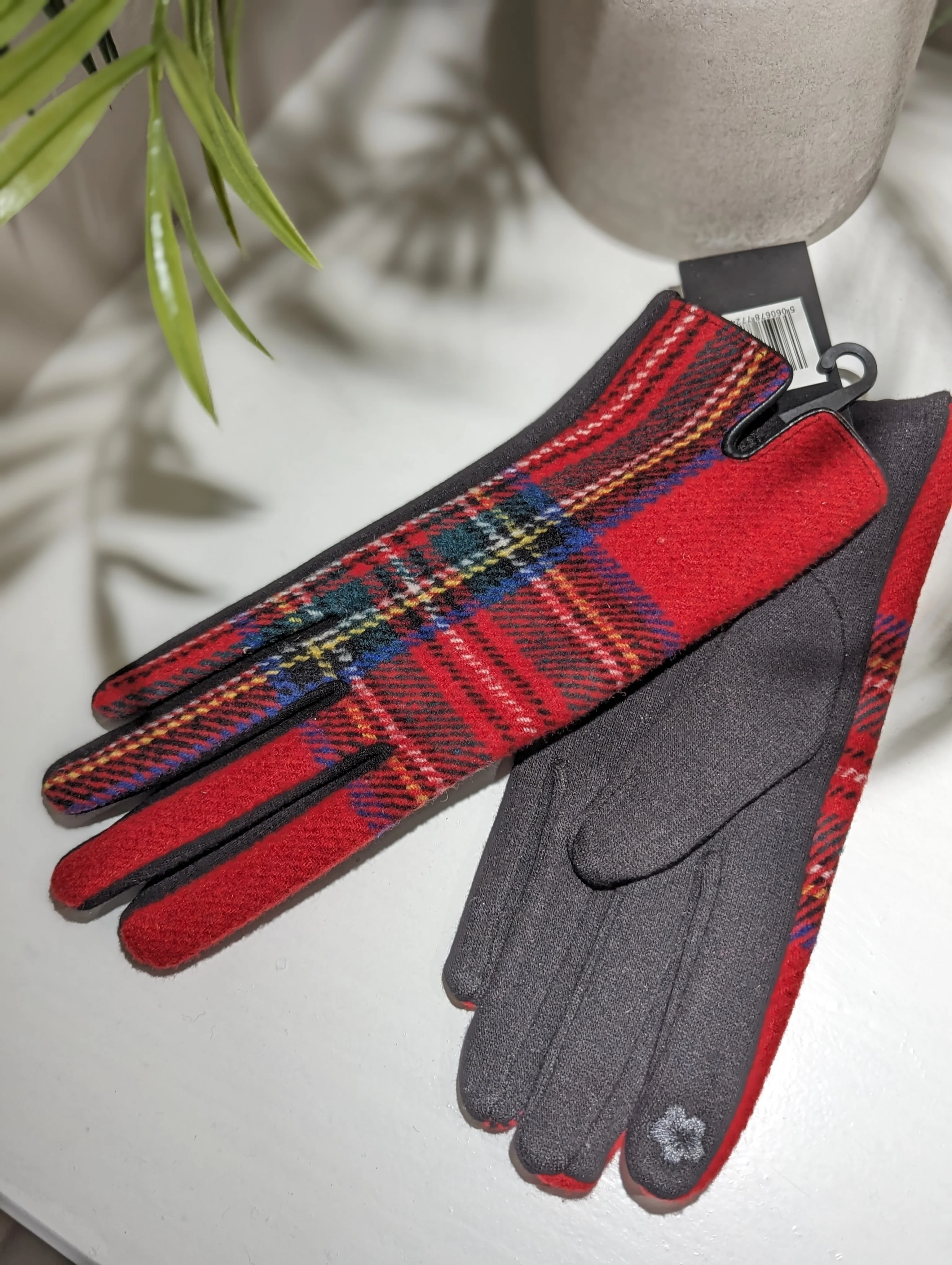 Tartan red glove - Image 4