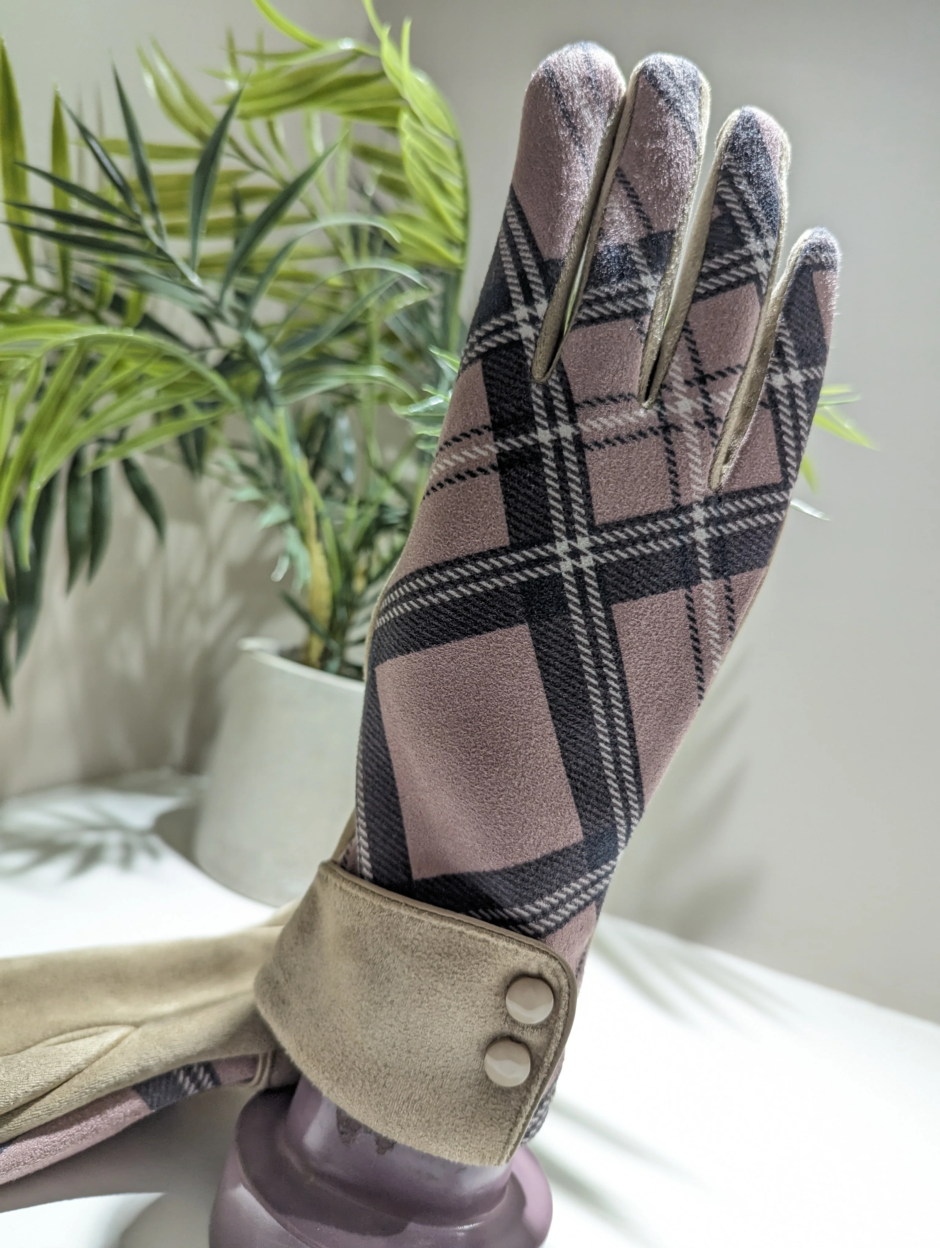 Tartan soft pink/grey gloves - Image 2