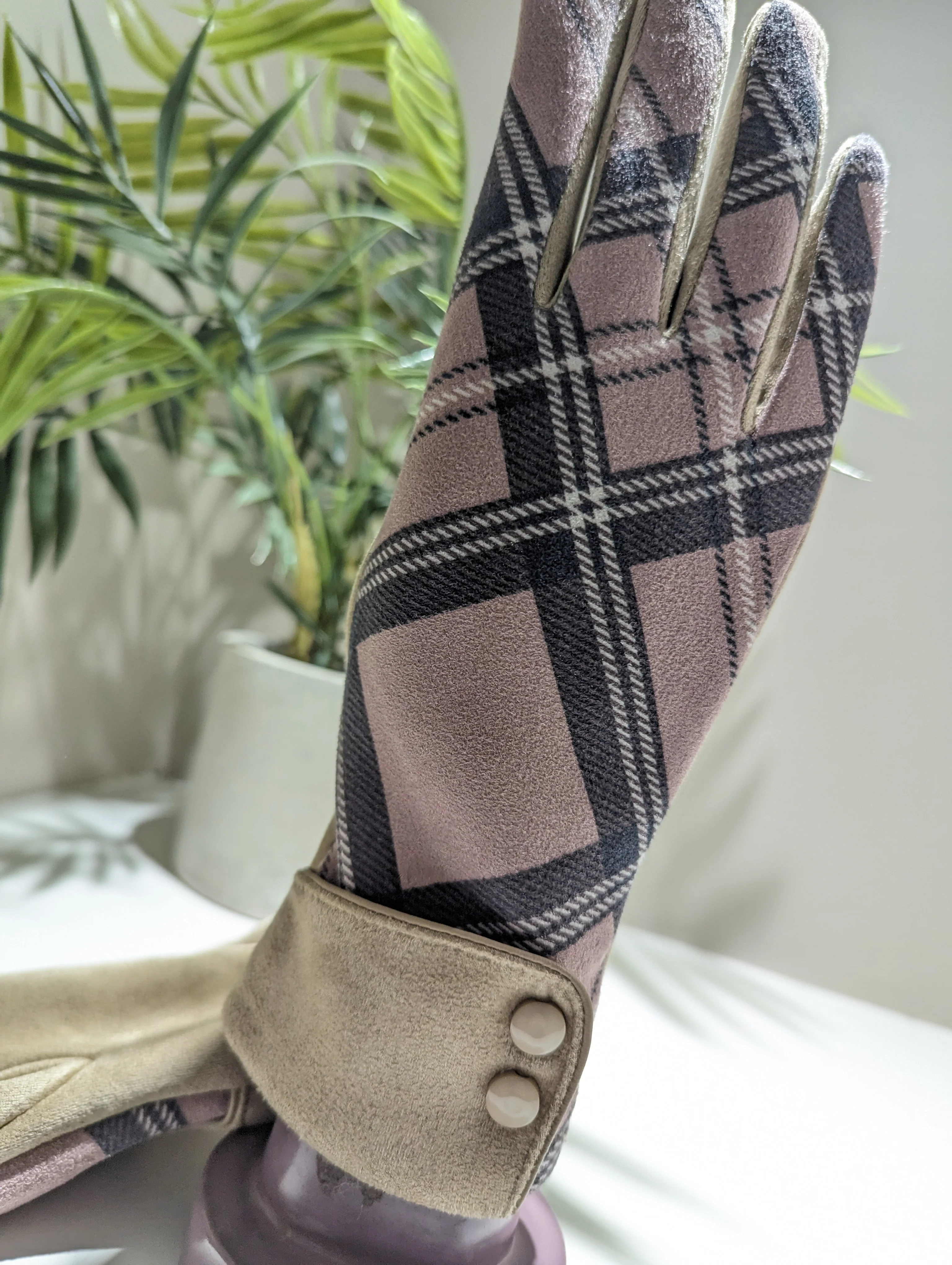 Tartan soft pink/grey gloves - Image 3