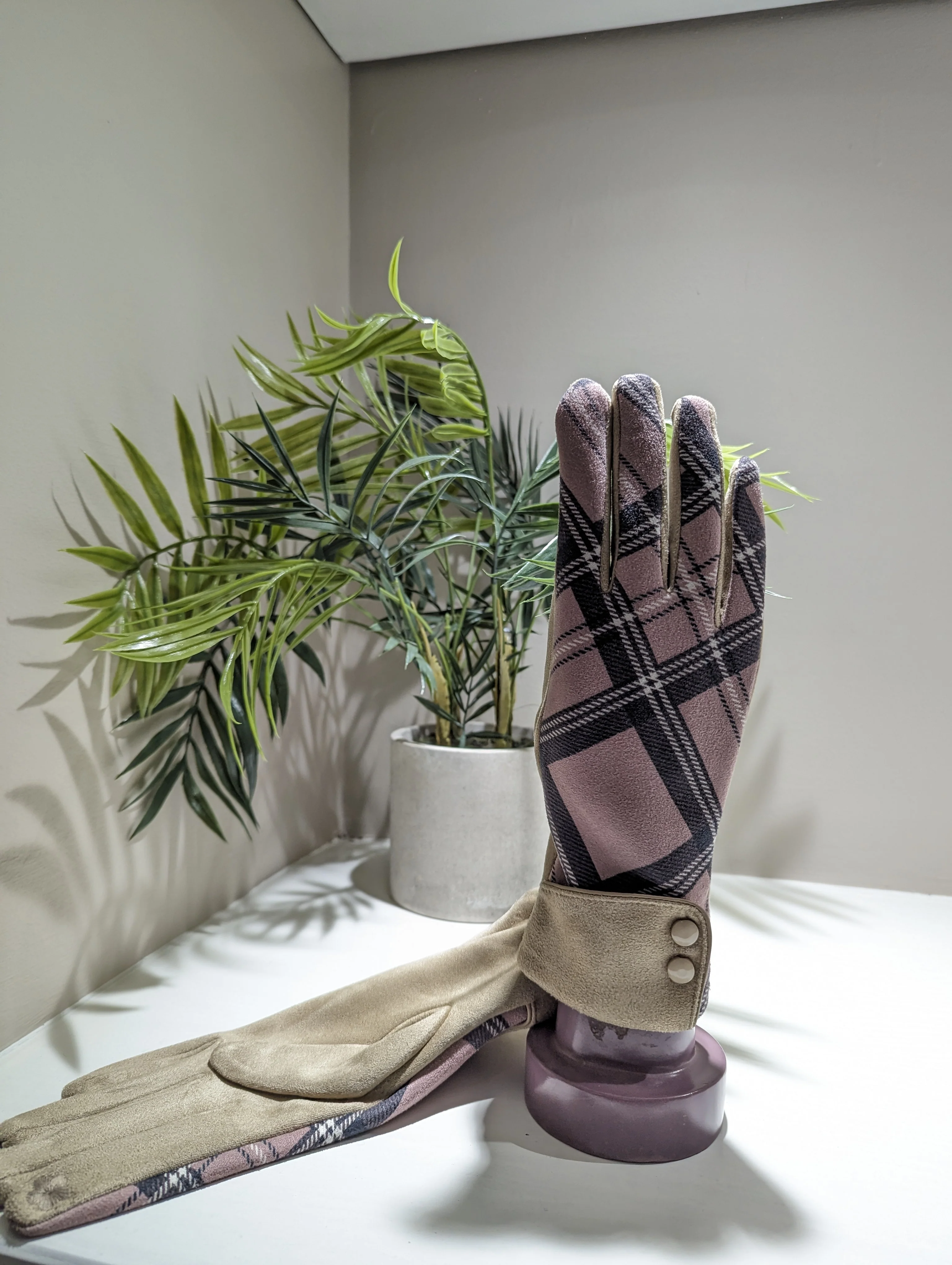 Tartan soft pink/grey gloves - Image 4