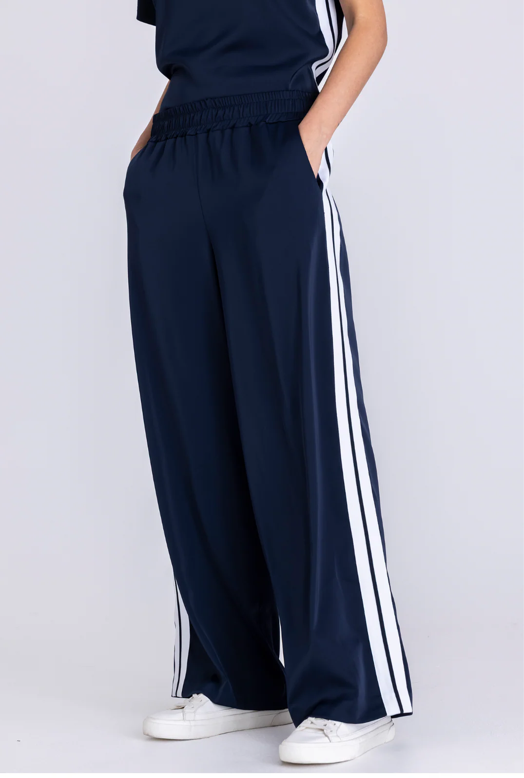 TUZZI 411.658 Diva state of mind- Navy wide leg track bottoms - Image 3