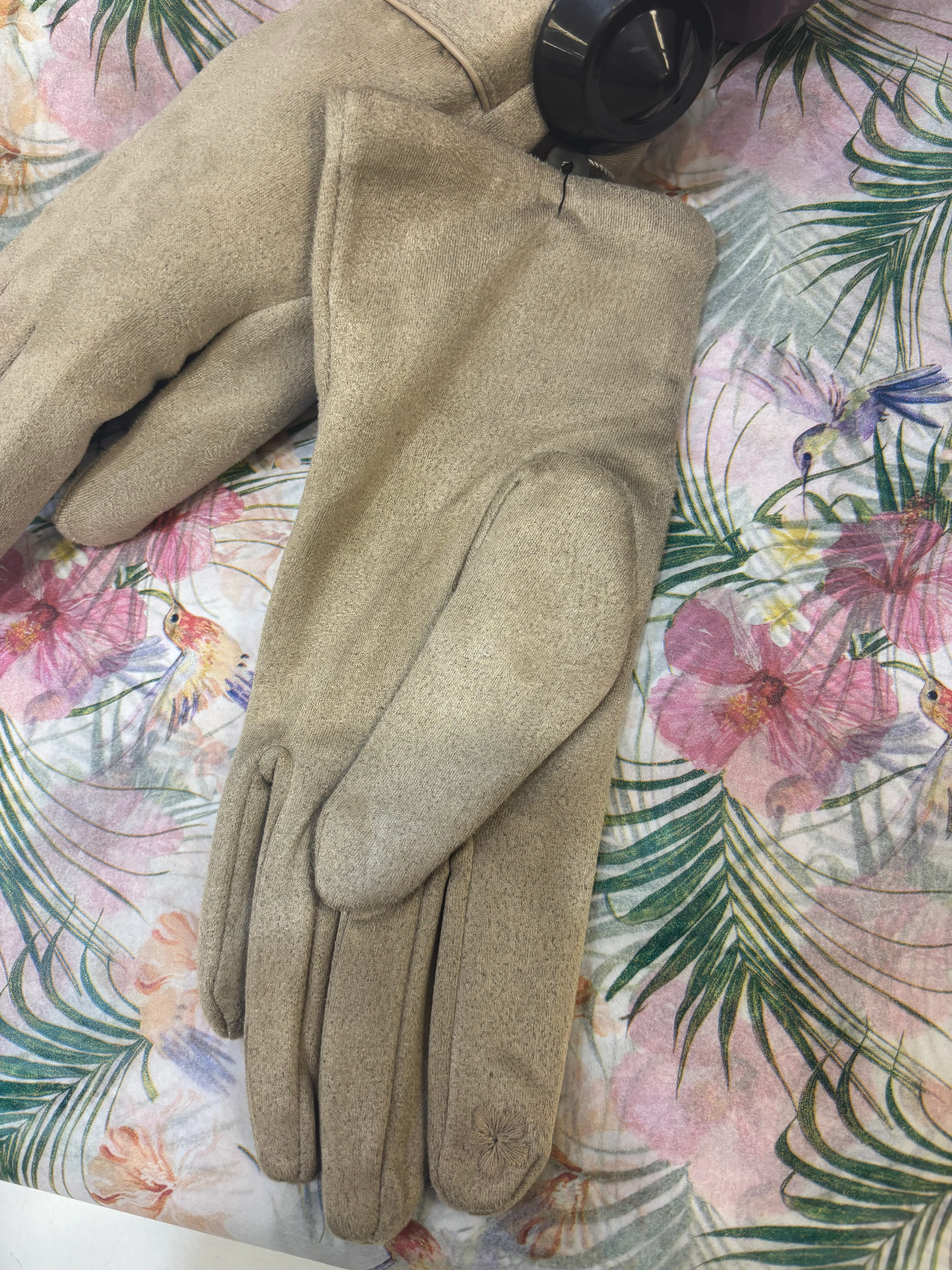 Doctor Bear plain button glove in beige - Image 2