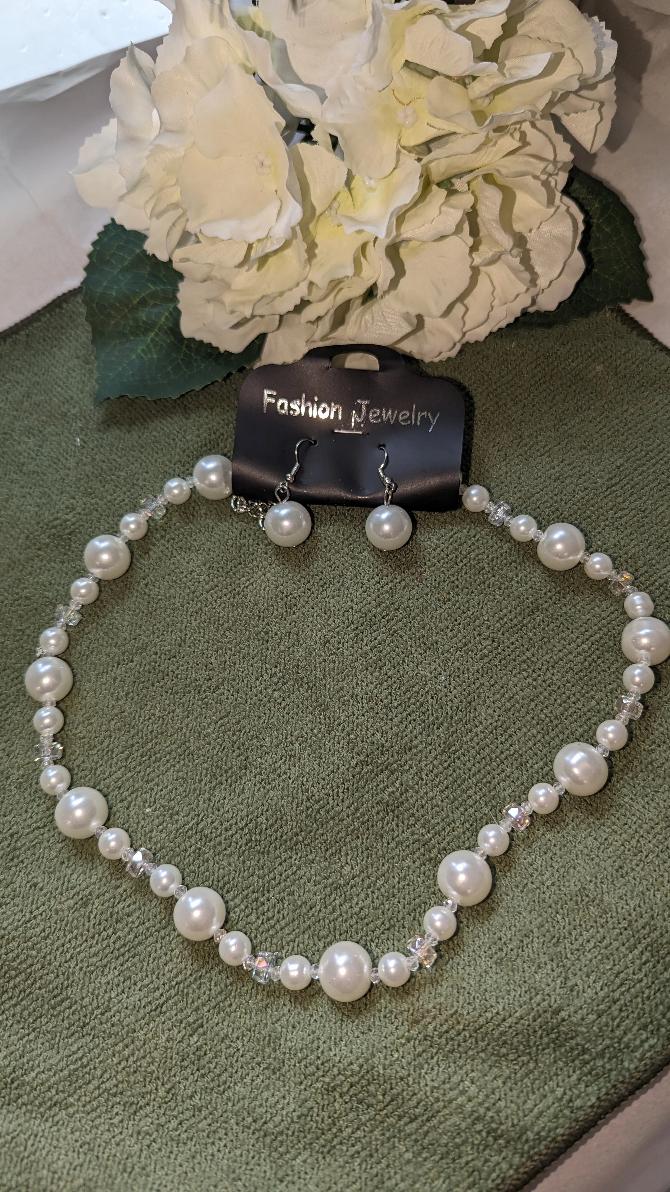 White pearl necklace and earrings - Image 3